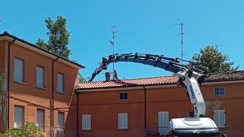 camion con gru cdv srl che sta lavorando