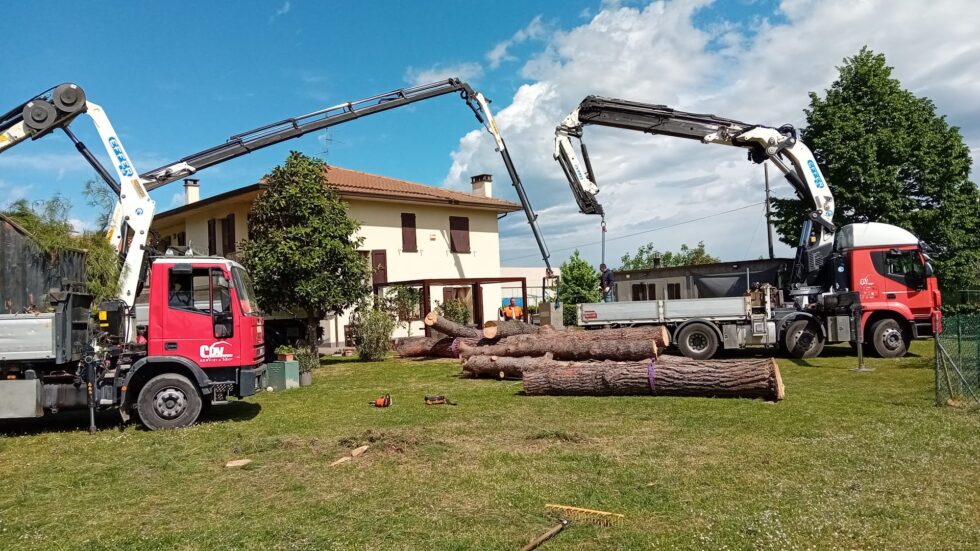 trasporto gru scv con camion che spostano materiali pesanti con le loro gru integrate nel dorso del camion